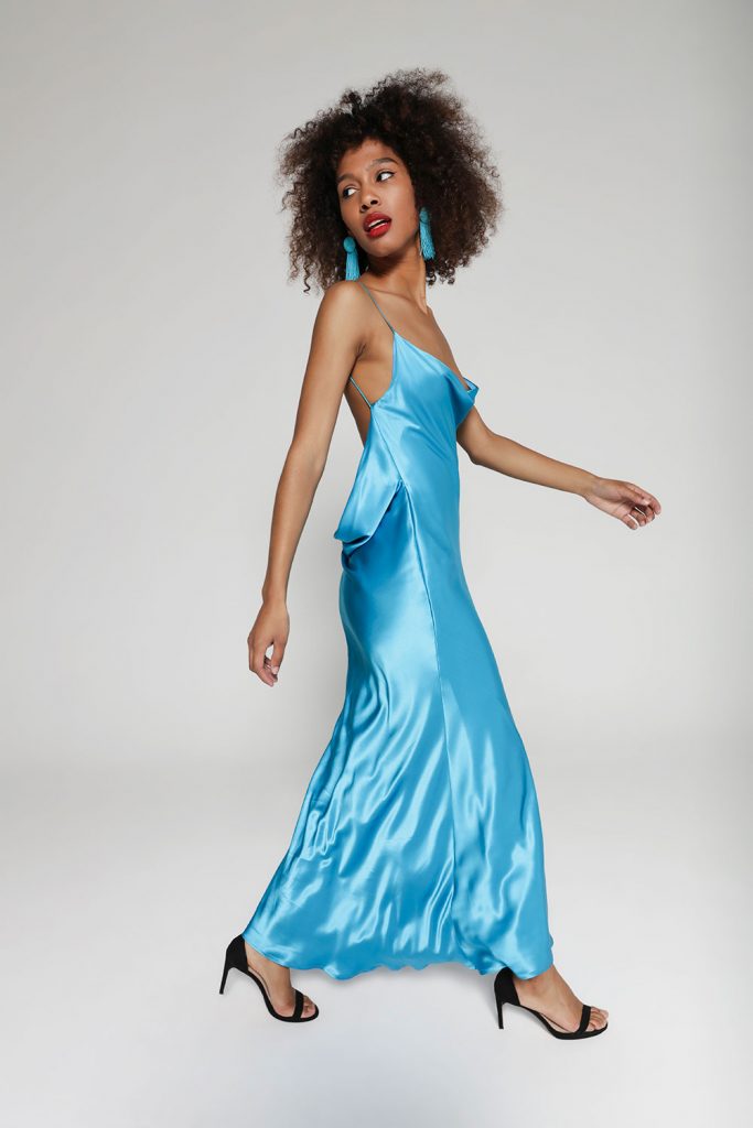 vestido invitada de seda azul slipdress